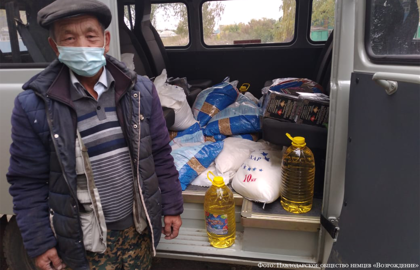 Сотрудники сельских акиматов помогали доставить продуктовые наборы из районных центров в сёла.